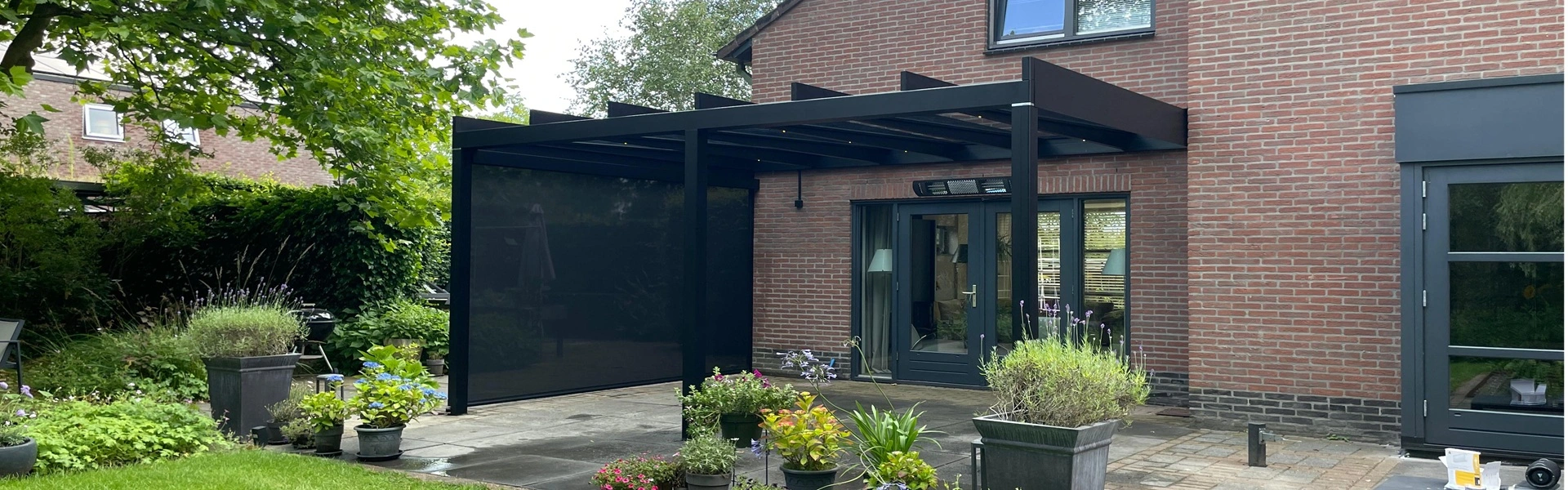 Buitenterras met glazen overkapping voor licht en bescherming