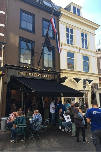 Compact schaararmscherm mini boven terras bij Frites Atelier voor schaduw Compact schaararmscherm mini boven terras bij Frites Atelier voor schaduw