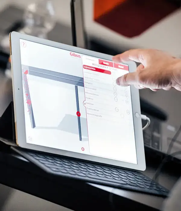 Constructeur gebruikt tablet voor ontwerp zonwering