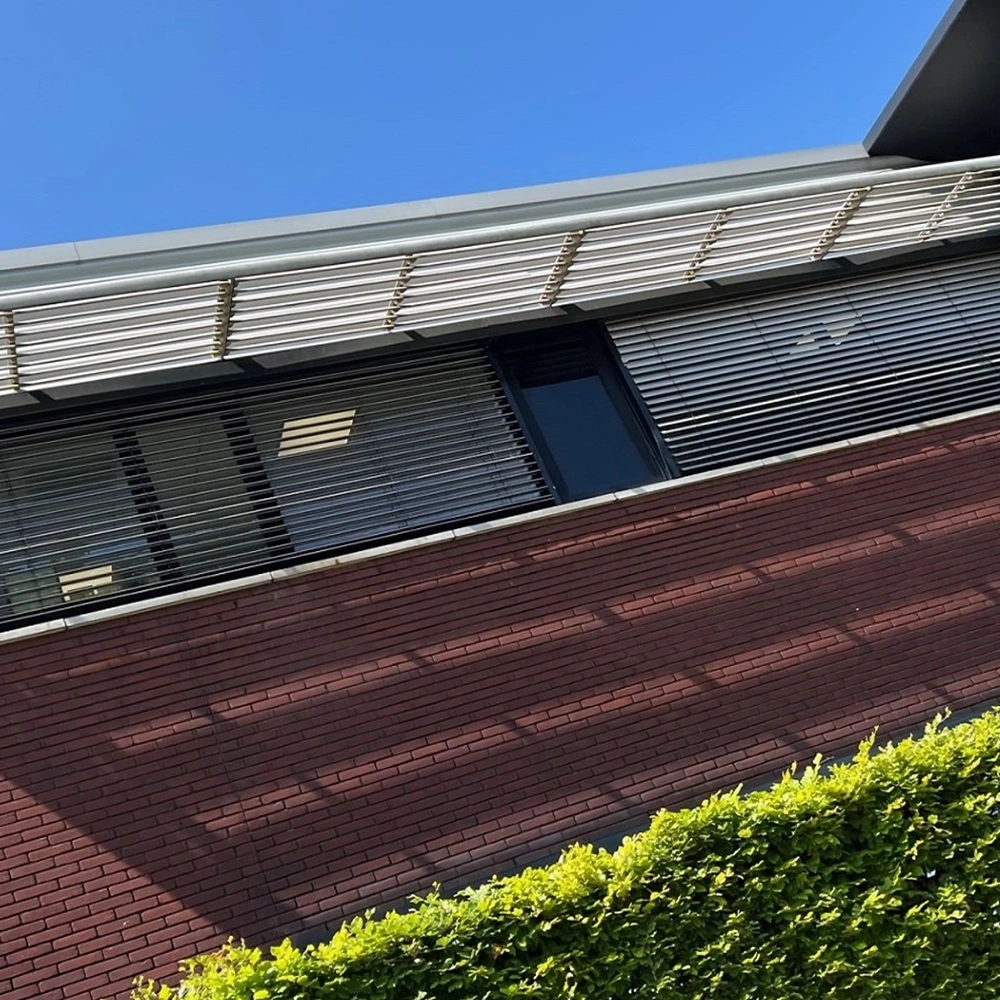 Detail van buitenjaloezieen aan de gevel van Nationale Fietsprojecten Detail van buitenjaloezieen aan de gevel van Nationale Fietsprojecten