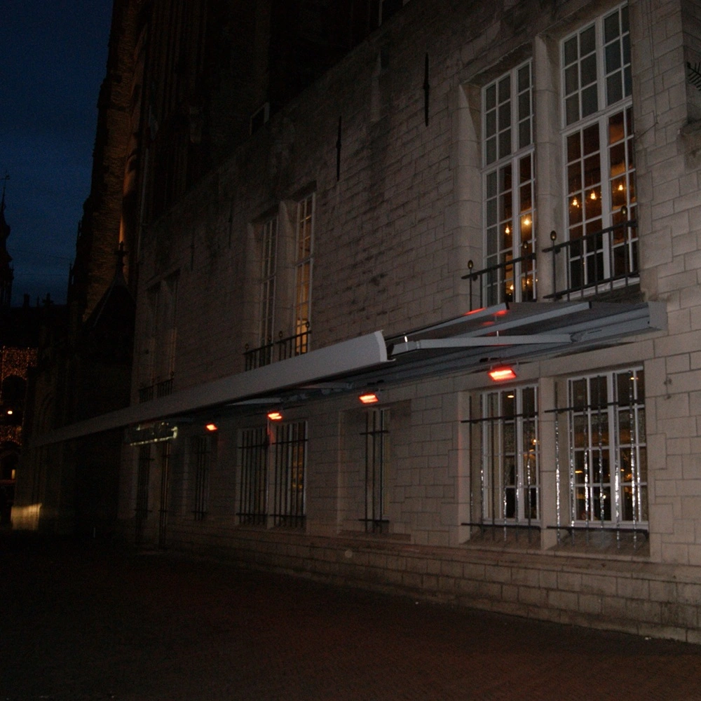 Elegant Sunrain ZRS zon- en regenweringsscherm aan monumentaal pand