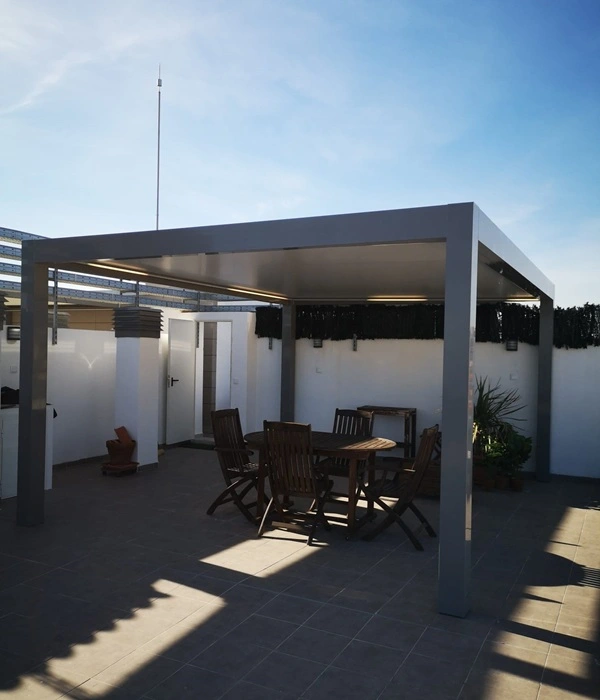 Functionele overkapping met vast dak bij horeca-setting