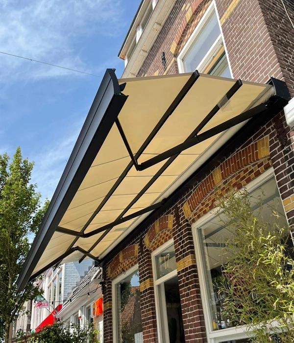 Functionele zon en regenwering bij horecagebouw met terras