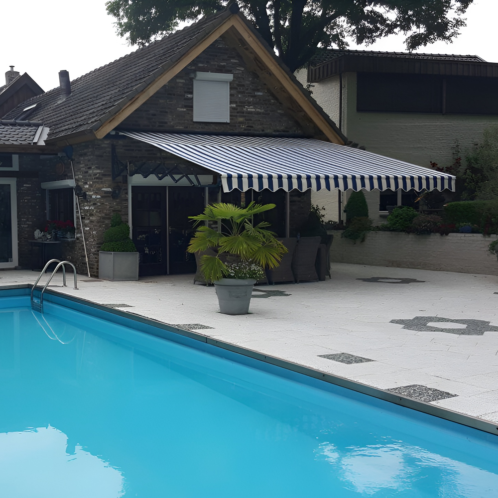 Gestreept schaararmscherm mini biedt schaduw bij zwembad en terras