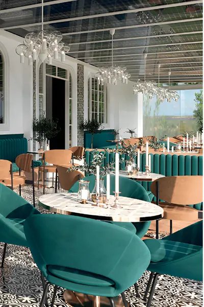 Gezellige horecaruimte met glazen overkapping en stijlvolle details Gezellige horecaruimte met glazen overkapping en stijlvolle details