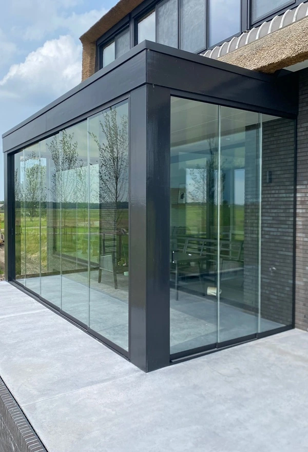 Glazen wanden met aluminium profielen aan een woning in Oudemirdum