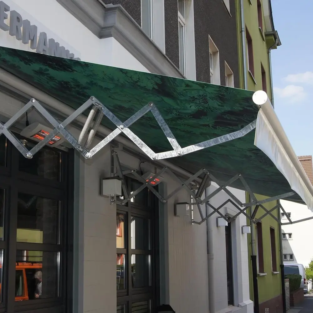 Groen schaararmscherm aan gevel voor zon- en regenbescherming