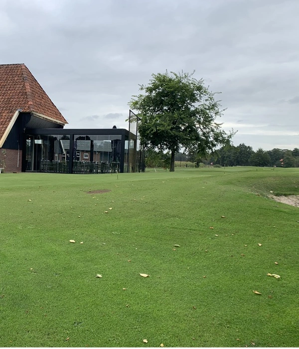 Horeca overkapping bij boerderij naast golfbaan