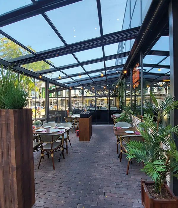 Horeca overkapping met glazen dak en sfeervolle verlichting