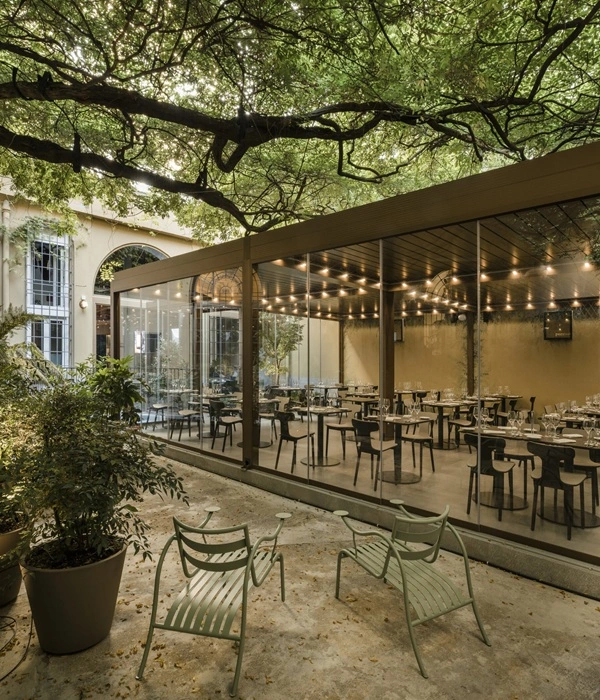 Horeca overkapping met lamellen en glazen wanden voor terrascomfort