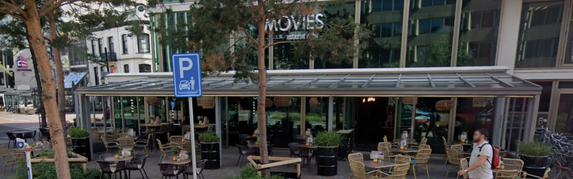 Horeca restaurant Movies met glazen terrasoverkapping en lantaarns