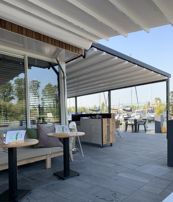 Horeca-terras met schuine overkapping en doek