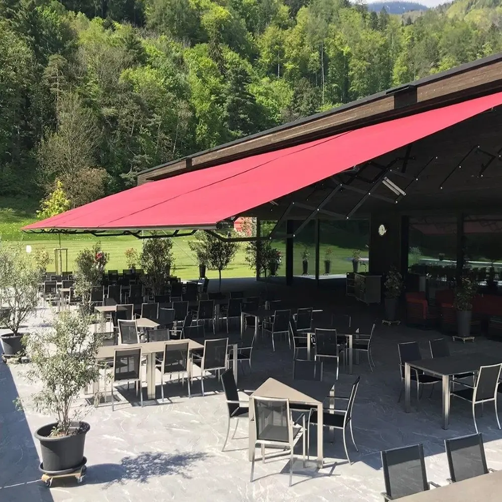 Horecaterras met rood schaararmscherm biedt