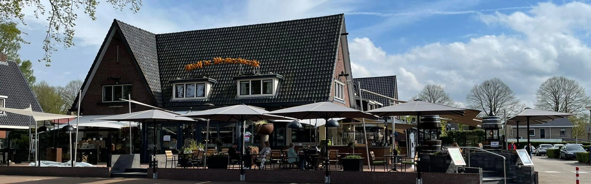 Horecaterras met ruime parasols voor schaduwrijke buitenruimte