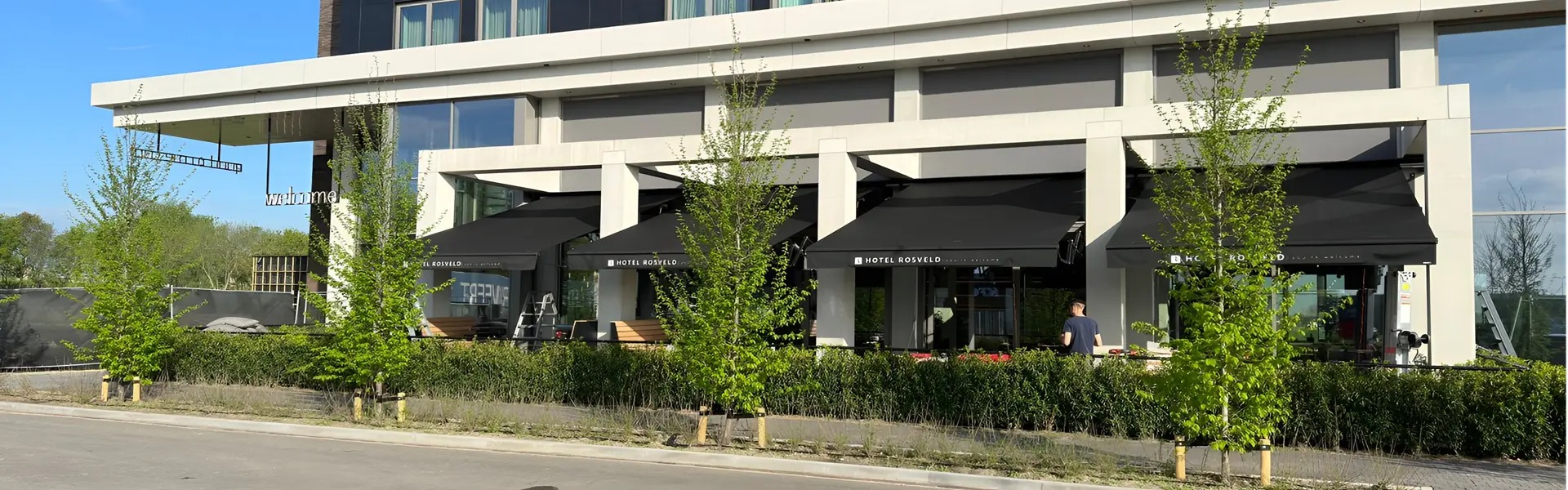 Hotel Rosveld met meerdere schaararmschermen mini boven het terras