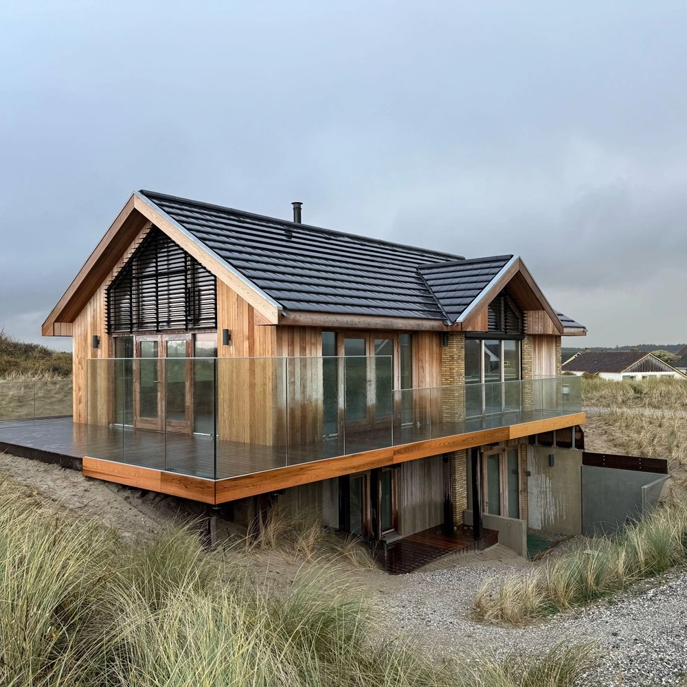 Houten woning met Louvre zonwering Houten woning met Louvre zonwering