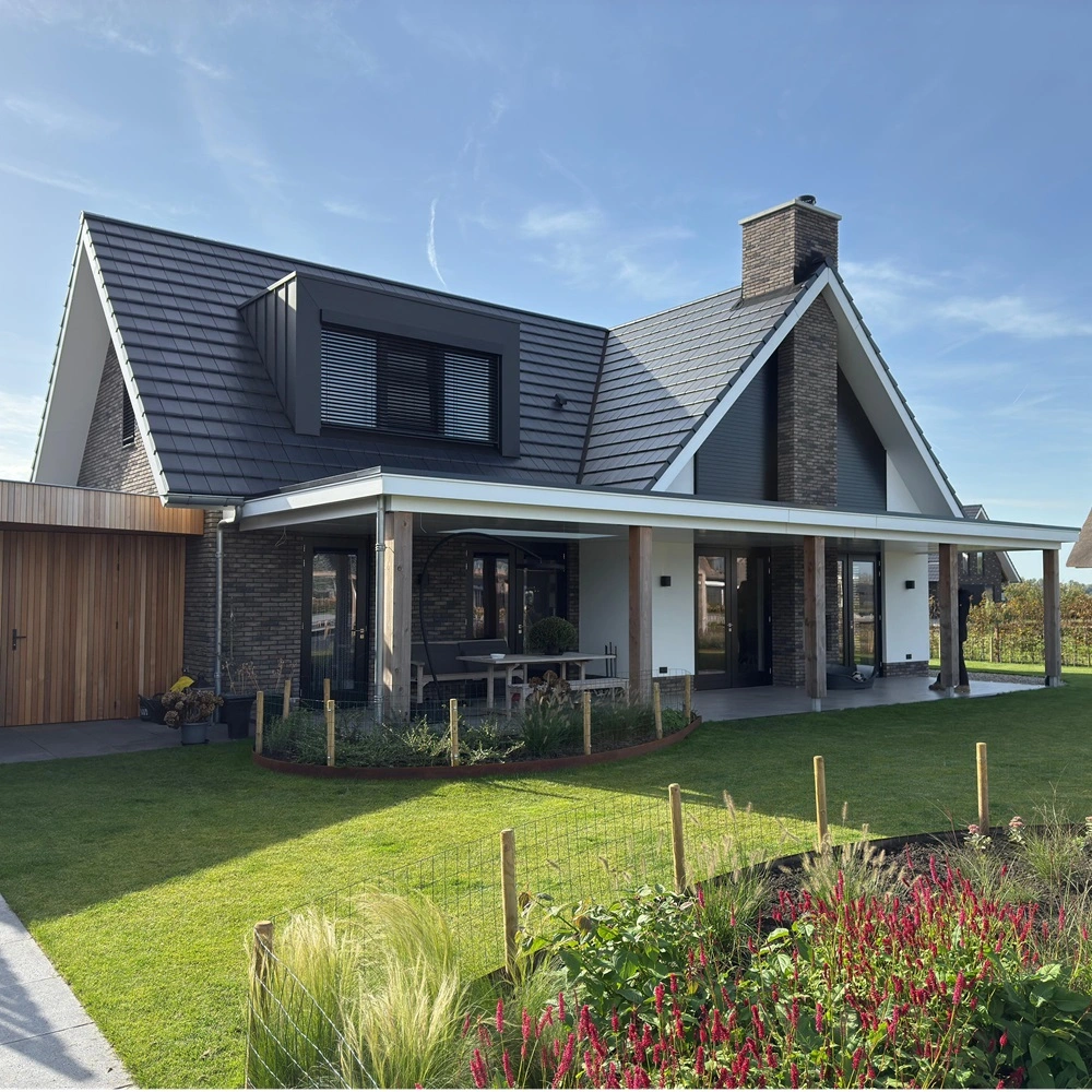 Huis met buitenjaloezieen, louvre en terrasoverkapping Huis in Utrecht met buitenjaloezieen, louvre en terrasoverkapping