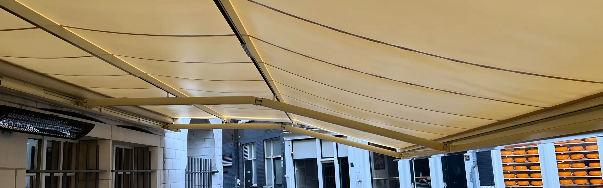 Installatie van Sunrain ZRS scherm bij horecapand in het centrum