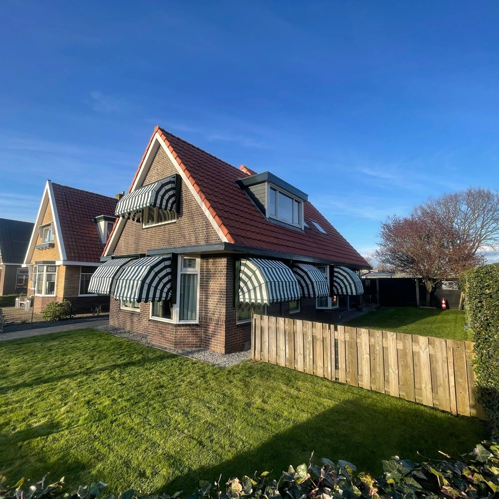 Karaktervolle woning in Wolvega met groene en witte markiezen Karaktervolle woning in Wolvega met groene en witte markiezen
