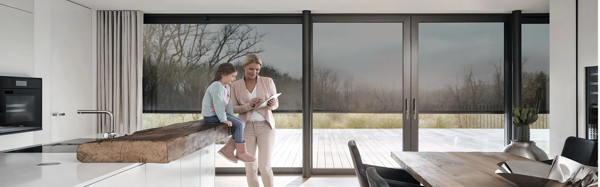 Keuken met textielscreens en grote ramen