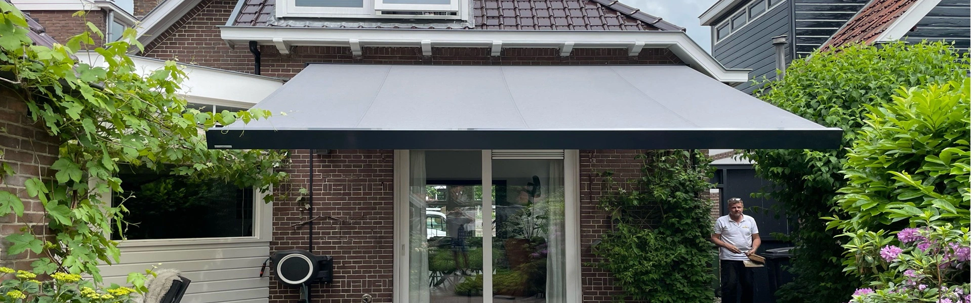 Knikarmscherm Veldman in Wolvega voor terrasbescherming Knikarmscherm Veldman in Wolvega voor terrasbescherming
