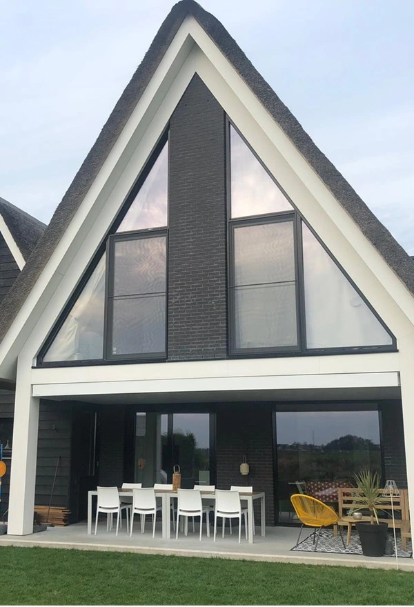 Knikarmscherm opgeborgen in de behuizing