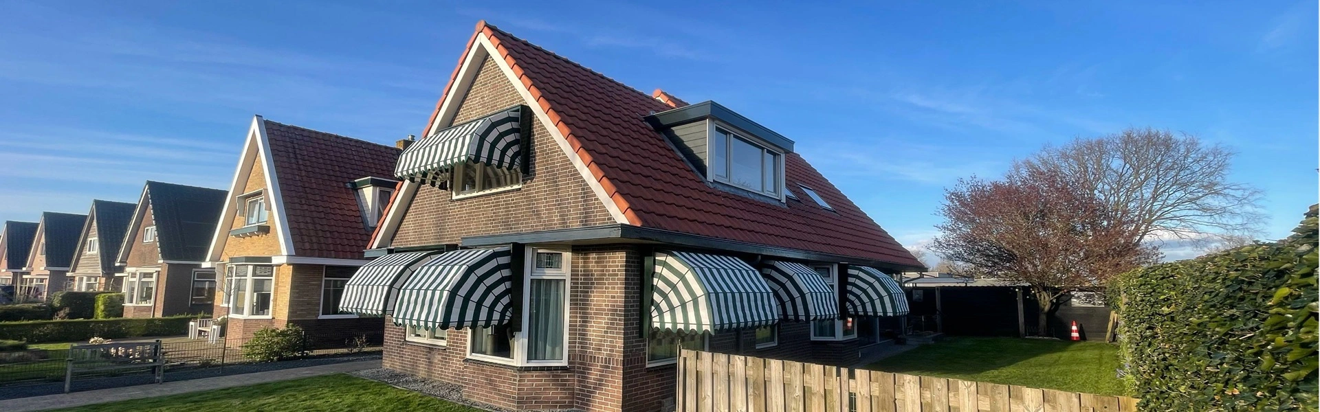 Landelijke woning in Wolvega voorzien van klassieke groene en witte markiezen