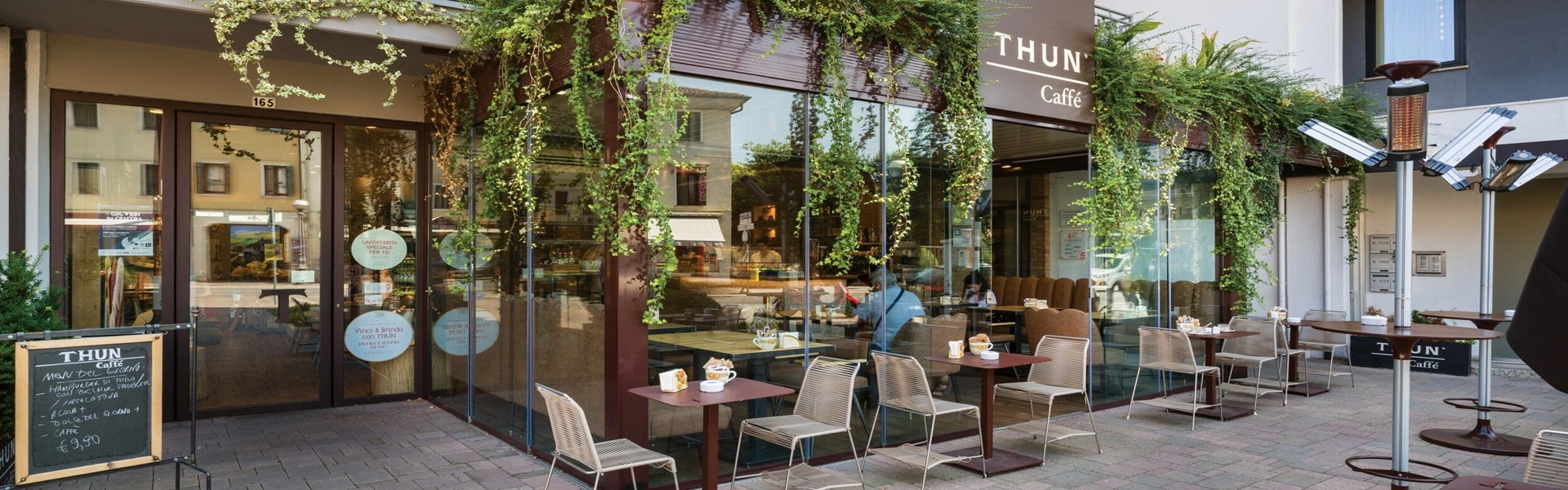 Moderne horeca-overkapping met glazen wanden en accessoires