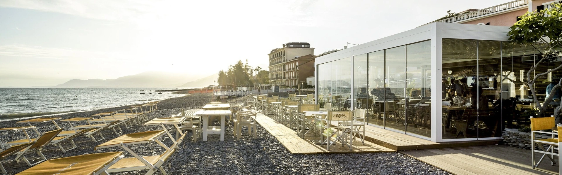 Moderne overkapping met lamellen voor terrascomfort aan zee