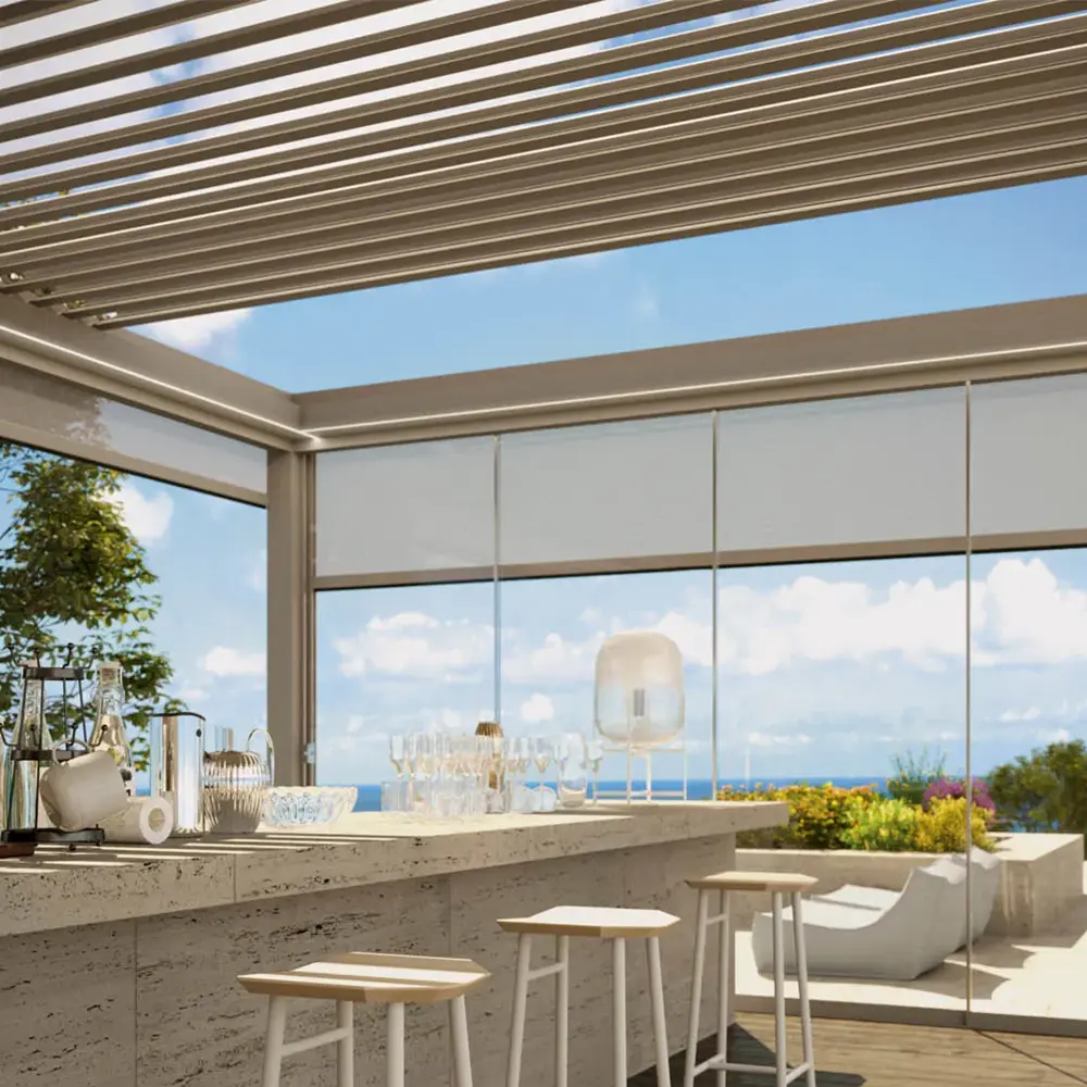 Open bar onder een overkapping met verstelbare lamellen