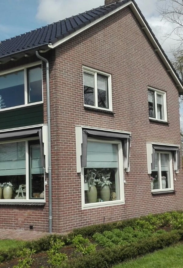 Opgetrokken markiezen aan landelijke woning in Donkerbroek