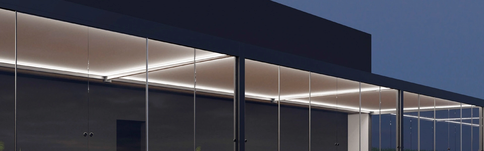 Overkapping met glazen panelen en led verlichting voor horeca