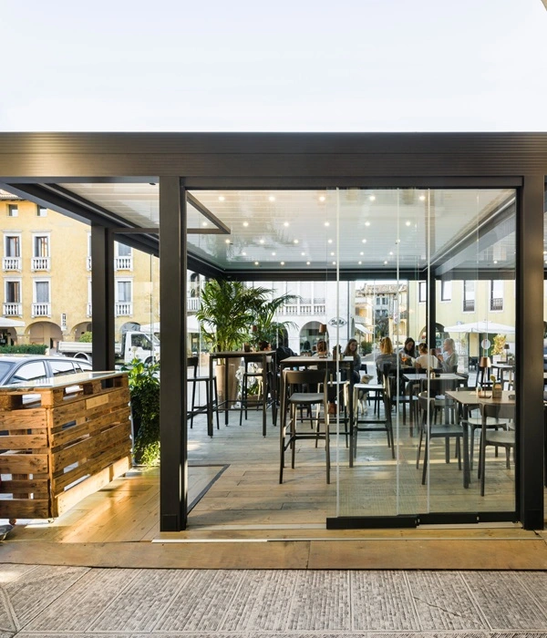 Overkapping met glazen panelen en verlichting in een winkelcentrum voor horeca