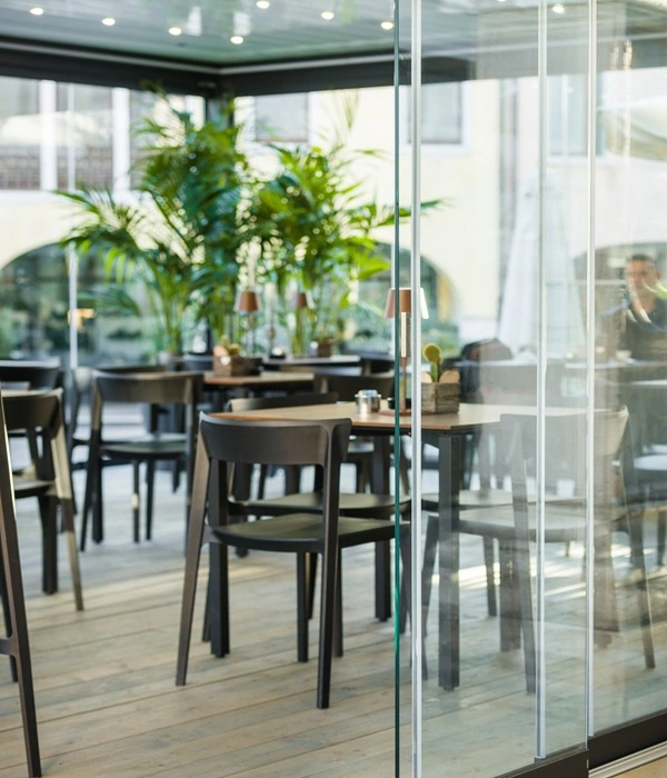 Overkapping met glazen wanden en accessoires in horeca