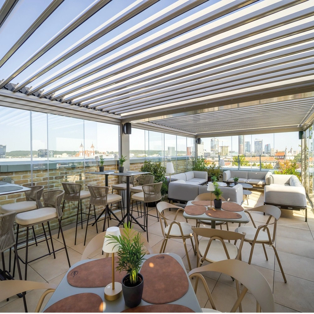 Overkapping met lamellen en glazen schuifwanden op een dakterras