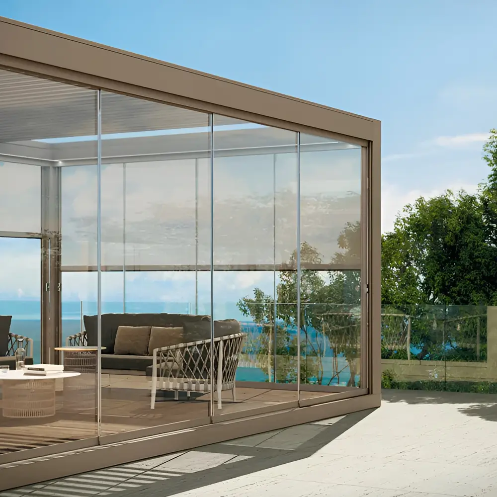 Overkapping met schuifbare glazen panelen en verstelbare lamellen