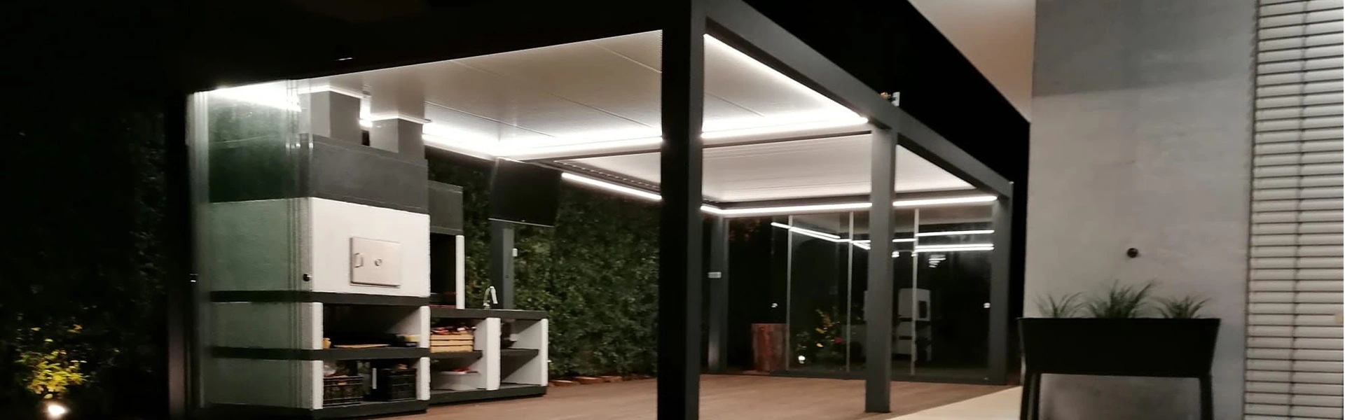 Overkapping met vastdak en verlichting