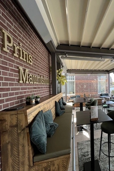 Prins Mauritshuis terras met een overkapping en zitplaatsen Prins Mauritshuis terras met een overkapping en zitplaatsen