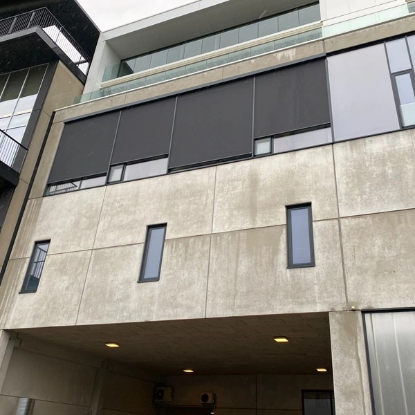 Realisatie zipscreen bij een geluidsstudio