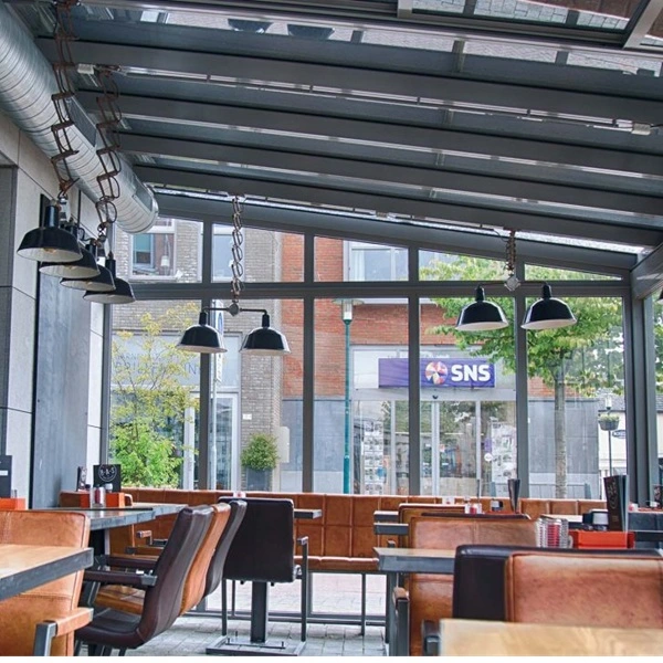Restaurant met glazen overkapping en lederen stoelen