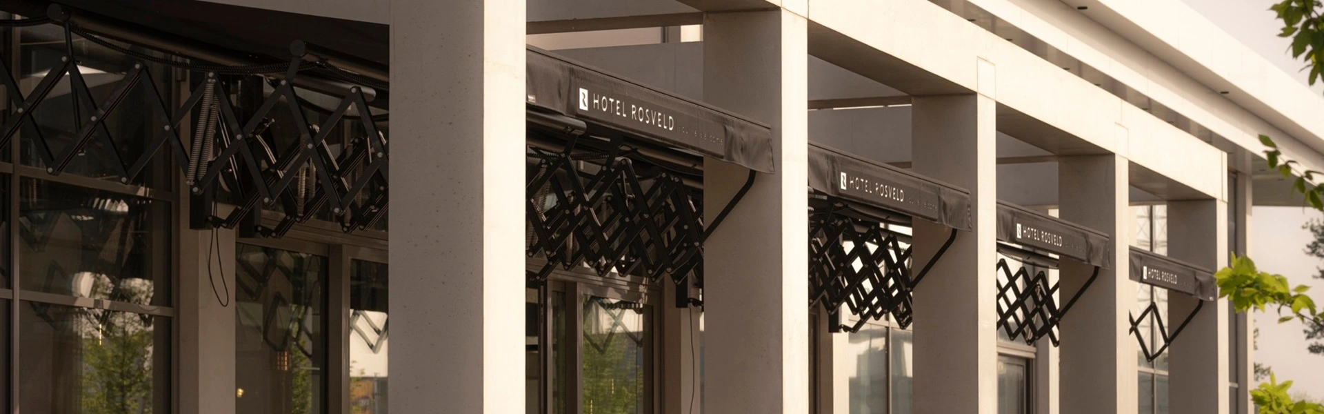 Rij van schaararmschermen mini bij Hotel Rosveld voor schaduw en comfort