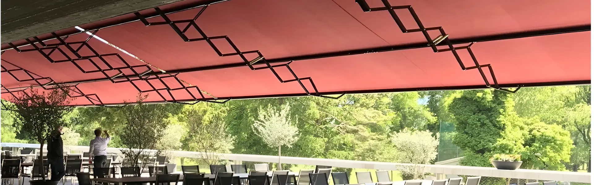 Rood schaararmscherm met schaduwrijk terras