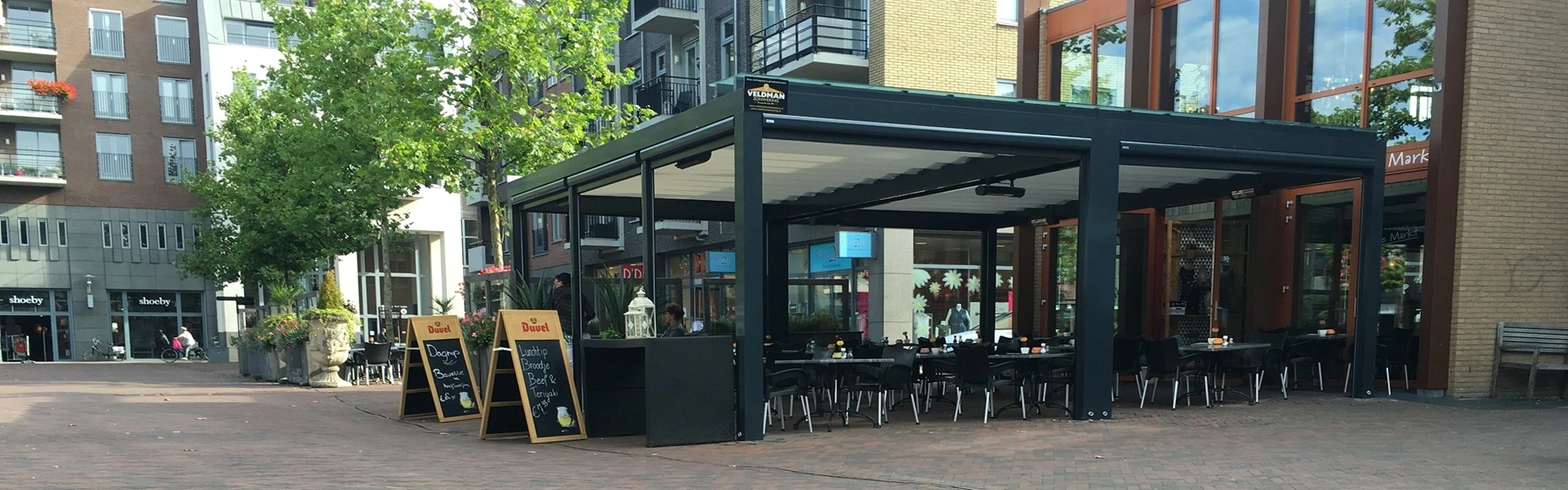 Ruim terras met glazen overkapping en schuifdak voor horeca