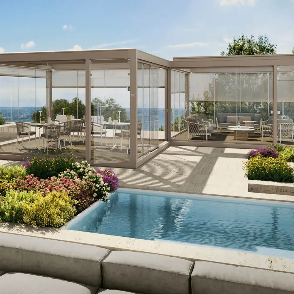 Ruim terras met glazen wanden en verstelbare lamellen