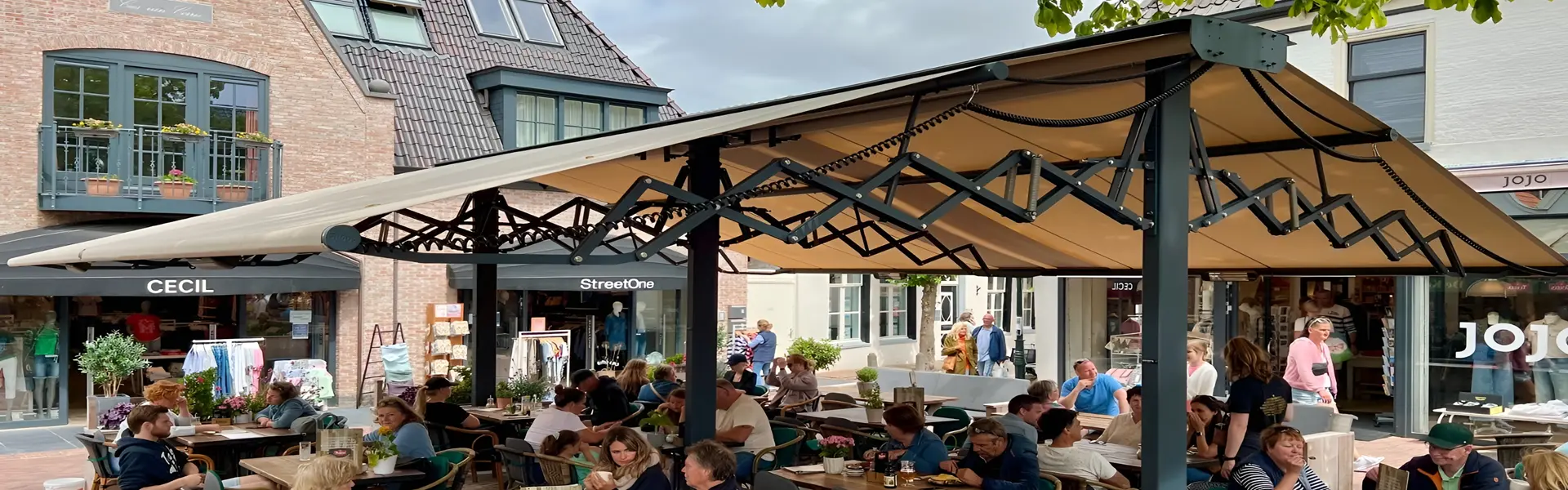 Ruim terras met schaararmscherm Vertigo en zitplaatsen voor gasten