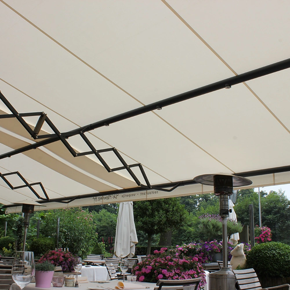 Schaararmscherm CA boven sfeervol terras met bloemen en gedekte tafels