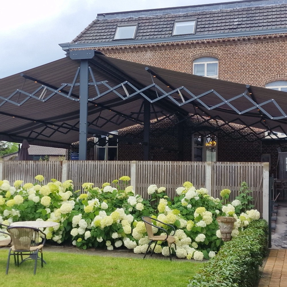 Schaararmscherm Vertigo met robuuste constructie bij woning