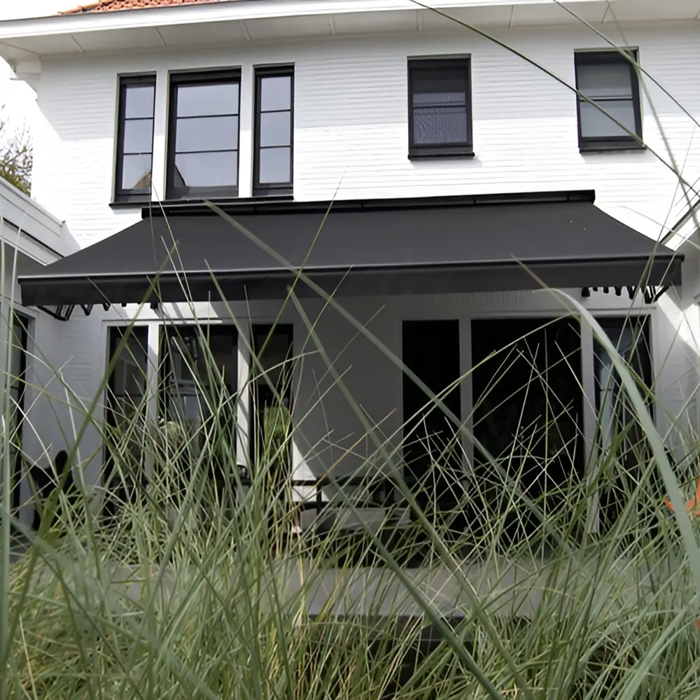 Schaararmscherm biedt schaduw aan patio met strakke inrichting