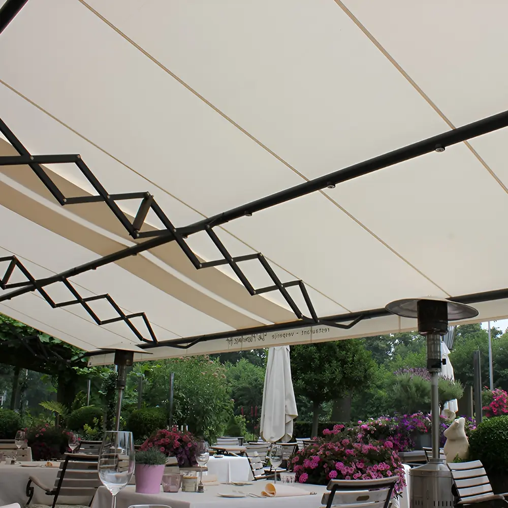 Schaararmscherm met strak doek biedt schaduw en comfort