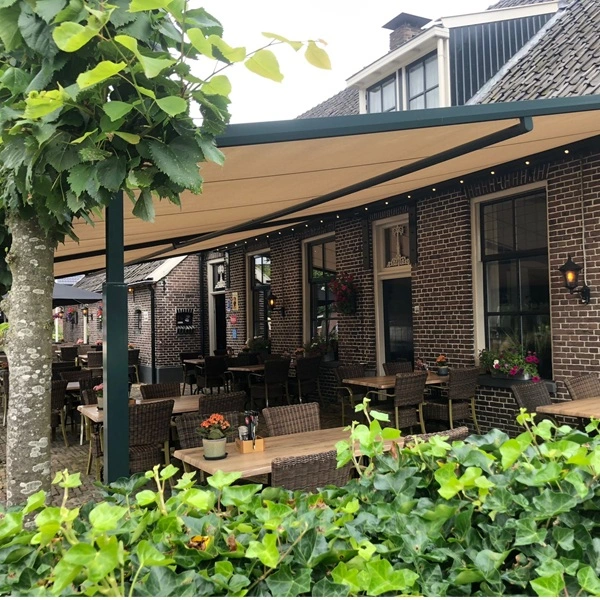 Schuine horeca overkapping met doek